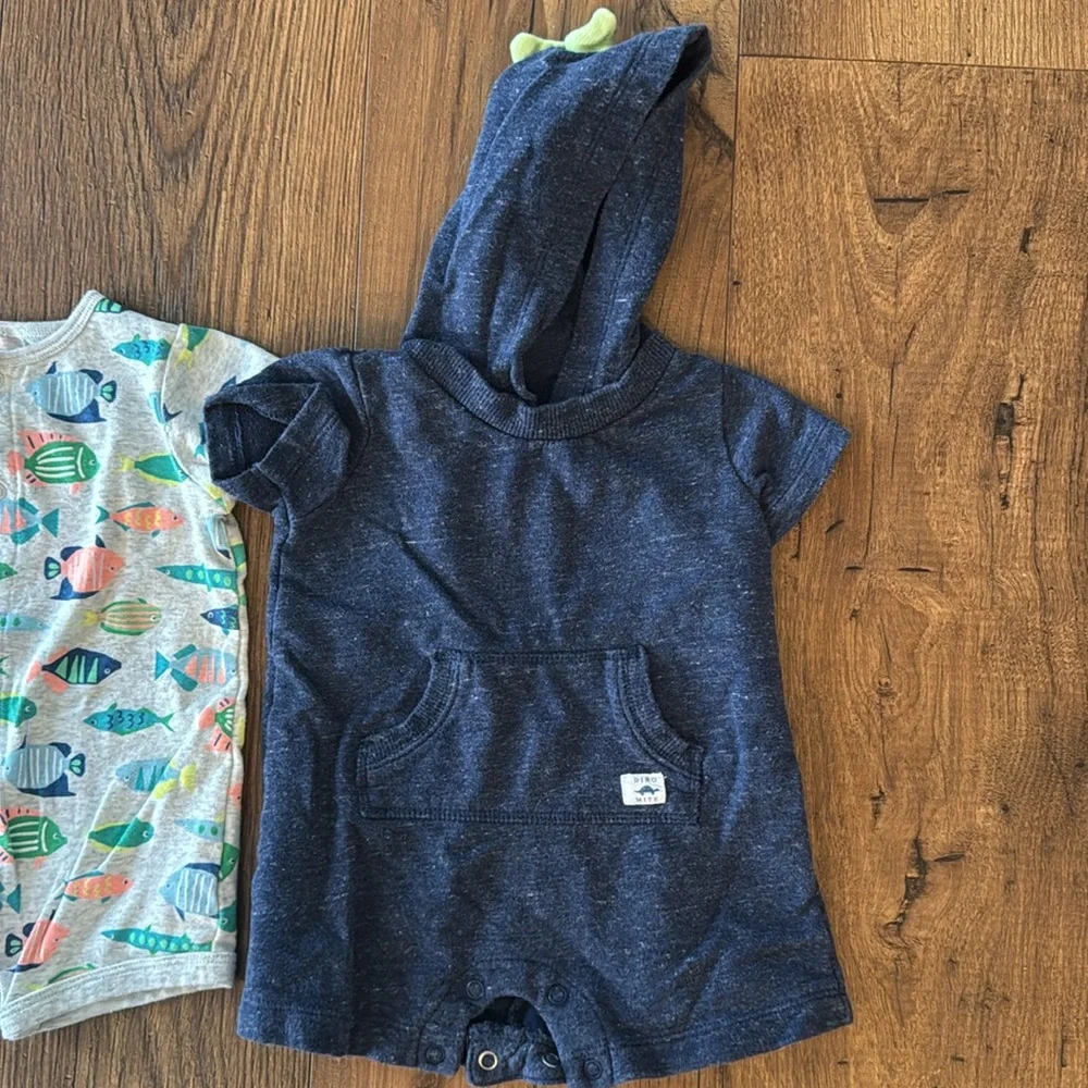 Bundle of 4 Carter’s baby boy rompers, size 6 months